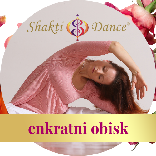 Shakti Dance – enkratni obisk; ženska v nežnem bočnem raztegu, obdana s cvetjem, z napisom enkratni obisk.
