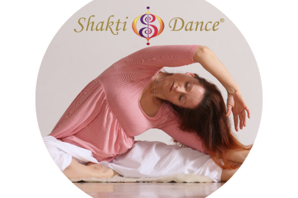 Sat Pavan Kaur pri raztegu v praksi Shakti Dance® oziroma joge plesa.