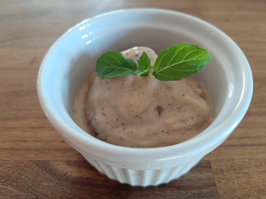 Kremast After Eight nice cream z meto in temno čokolado v beli skodelici