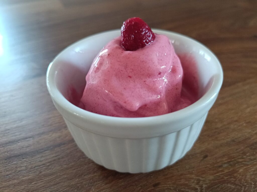 Rožnat malinov nice cream z malino v beli skodelici