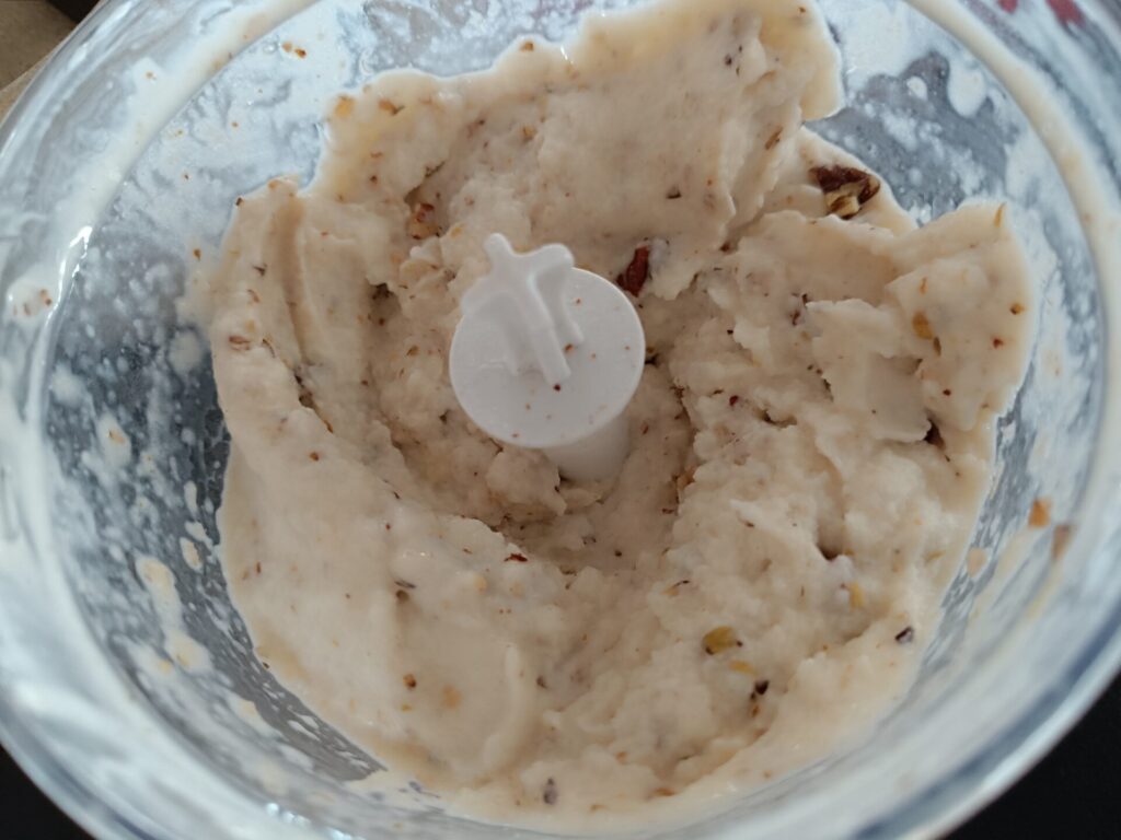 Zmiksan nice cream iz nashi hruške in banane v sekljalniku